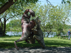 Québec Deux dinosaures en cavale suspendus à un arbre à Nicolet